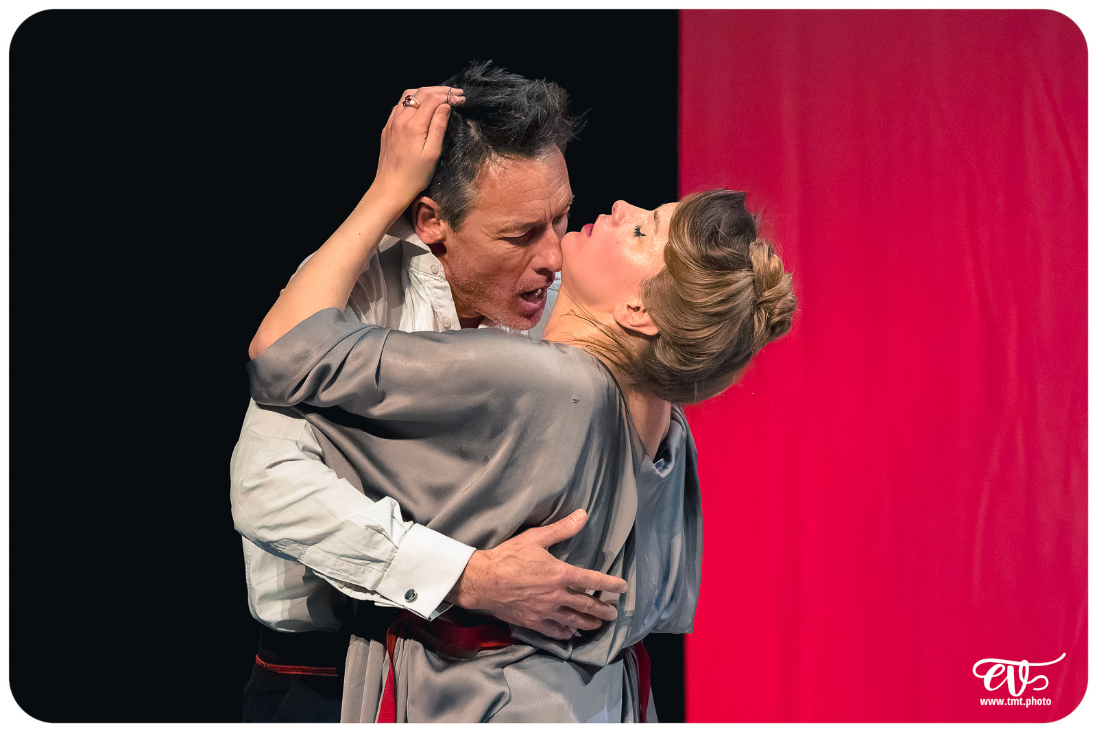 UN FIL A LA PATTE (CIE VIVA)